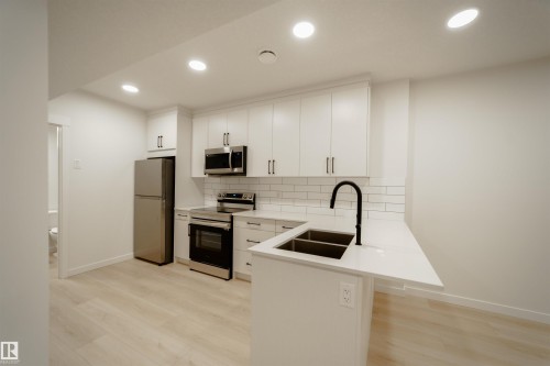 1303 Podersky Wynd, Edmonton, AB - Indoor Photo Showing Kitchen With Double Sink