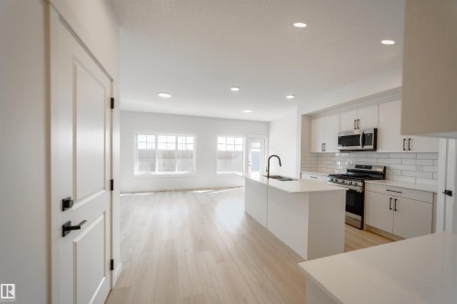 1303 Podersky Wynd, Edmonton, AB - Indoor Photo Showing Kitchen With Upgraded Kitchen