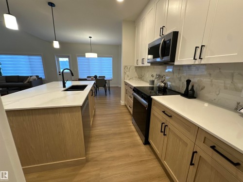 187 Caledon Crescent, Spruce Grove, AB - Indoor Photo Showing Kitchen With Upgraded Kitchen