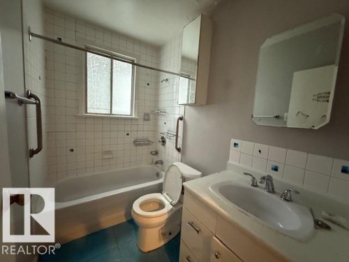 9811 78 Avenue, Edmonton, AB - Indoor Photo Showing Bathroom