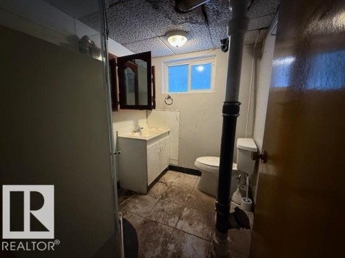 9811 78 Avenue, Edmonton, AB - Indoor Photo Showing Bathroom