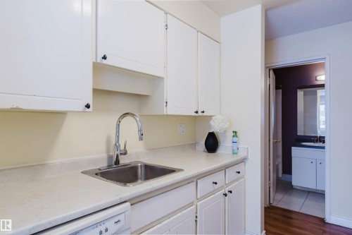 201 11450 40 Avenue, Edmonton, AB - Indoor Photo Showing Kitchen