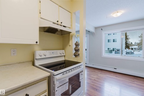 201 11450 40 Avenue, Edmonton, AB - Indoor Photo Showing Kitchen