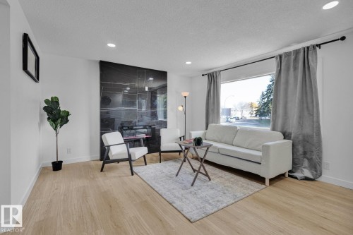 5803 136 Avenue, Edmonton, AB - Indoor Photo Showing Living Room