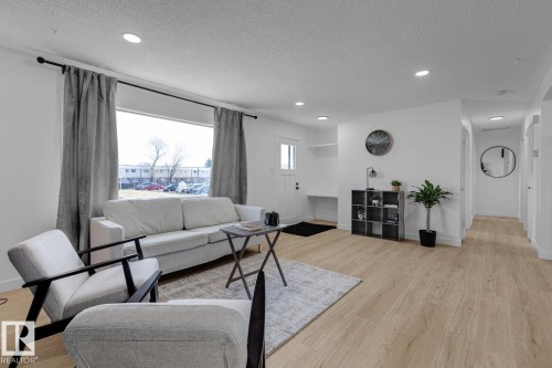 5803 136 Avenue, Edmonton, AB - Indoor Photo Showing Living Room
