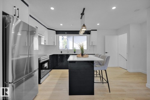 5803 136 Avenue, Edmonton, AB - Indoor Photo Showing Kitchen With Upgraded Kitchen