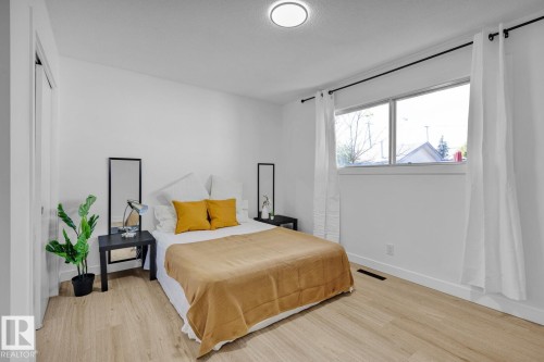5803 136 Avenue, Edmonton, AB - Indoor Photo Showing Bedroom