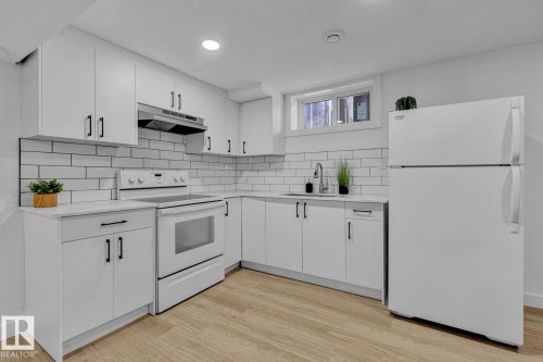 5803 136 Avenue, Edmonton, AB - Indoor Photo Showing Kitchen
