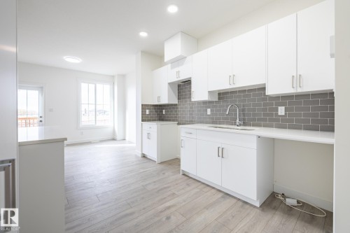 25 7110 Keswick Common, Edmonton, AB - Indoor Photo Showing Kitchen With Upgraded Kitchen