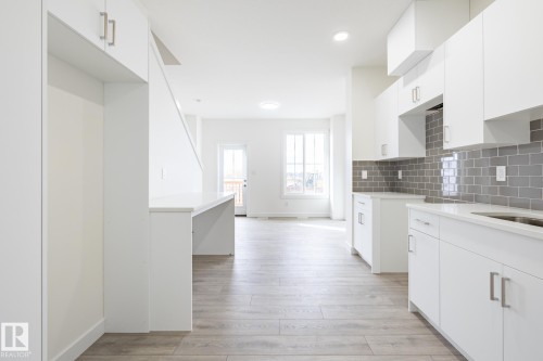 25 7110 Keswick Common, Edmonton, AB - Indoor Photo Showing Kitchen With Upgraded Kitchen