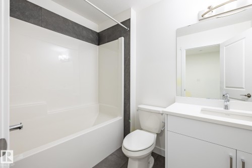 25 7110 Keswick Common, Edmonton, AB - Indoor Photo Showing Bathroom