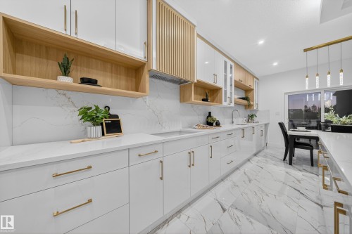 715 166 Avenue, Edmonton, AB - Indoor Photo Showing Kitchen