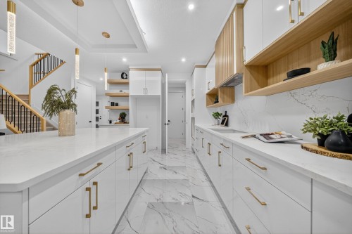 715 166 Avenue, Edmonton, AB - Indoor Photo Showing Kitchen