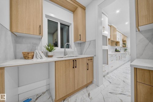 715 166 Avenue, Edmonton, AB - Indoor Photo Showing Bathroom