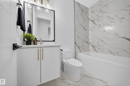 715 166 Avenue, Edmonton, AB - Indoor Photo Showing Bathroom