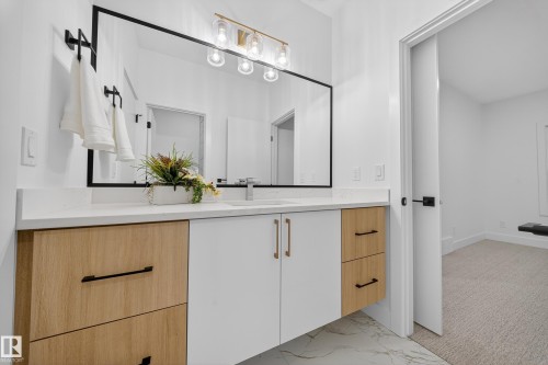 715 166 Avenue, Edmonton, AB - Indoor Photo Showing Bathroom