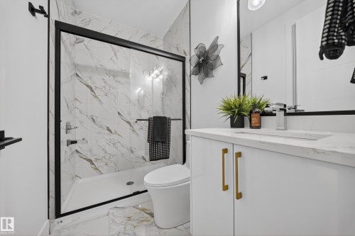 715 166 Avenue, Edmonton, AB - Indoor Photo Showing Bathroom