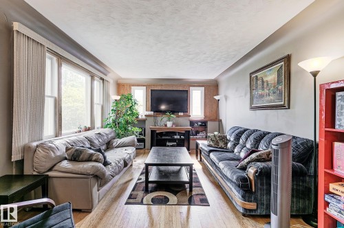11559 80 Avenue, Edmonton, AB - Indoor Photo Showing Living Room
