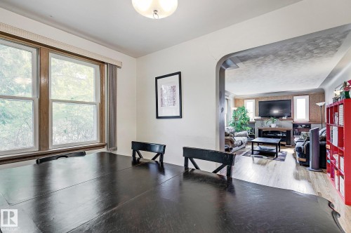 11559 80 Avenue, Edmonton, AB - Indoor Photo Showing Living Room