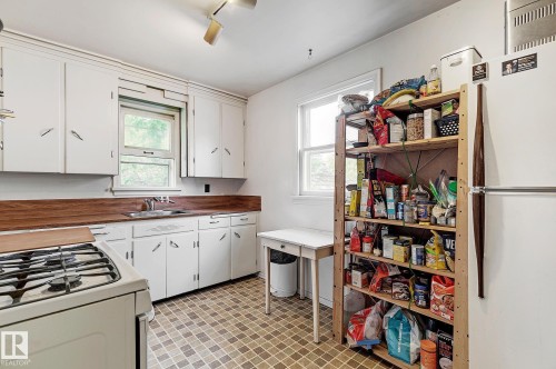11559 80 Avenue, Edmonton, AB - Indoor Photo Showing Kitchen