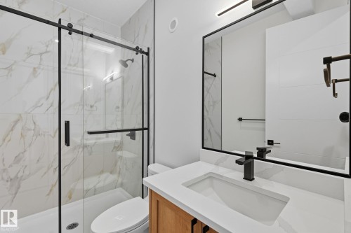 1133 Gyrfalcon Crescent, Edmonton, AB - Indoor Photo Showing Bathroom