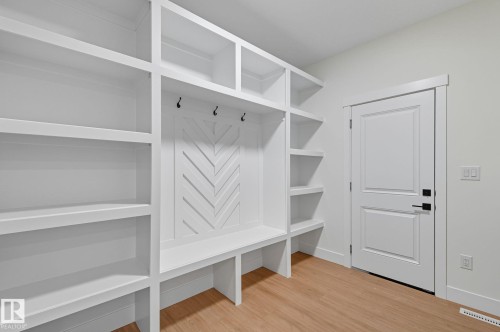 1133 Gyrfalcon Crescent, Edmonton, AB - Indoor