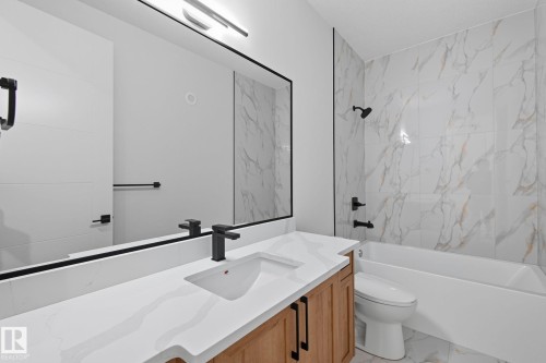 1133 Gyrfalcon Crescent, Edmonton, AB - Indoor Photo Showing Bathroom