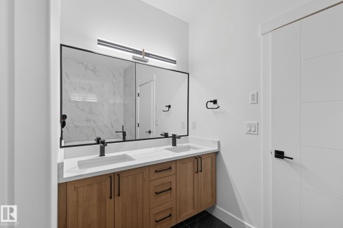 1133 Gyrfalcon Crescent, Edmonton, AB - Indoor Photo Showing Bathroom