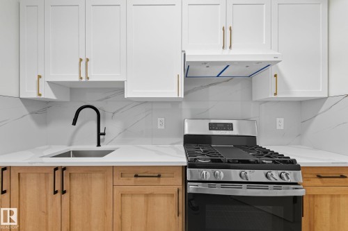 1133 Gyrfalcon Crescent, Edmonton, AB - Indoor Photo Showing Kitchen