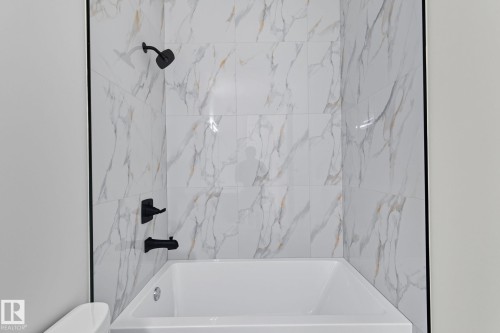 1133 Gyrfalcon Crescent, Edmonton, AB - Indoor Photo Showing Bathroom