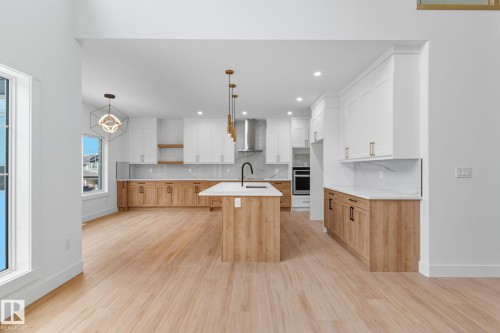 1133 Gyrfalcon Crescent, Edmonton, AB - Indoor Photo Showing Kitchen
