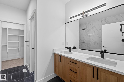 1133 Gyrfalcon Crescent, Edmonton, AB - Indoor Photo Showing Bathroom