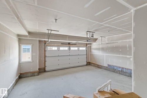 1133 Gyrfalcon Crescent, Edmonton, AB - Indoor Photo Showing Garage