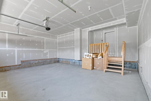 1133 Gyrfalcon Crescent, Edmonton, AB - Indoor Photo Showing Garage