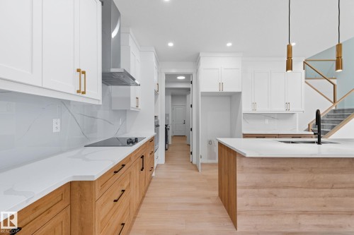 1133 Gyrfalcon Crescent, Edmonton, AB - Indoor Photo Showing Kitchen