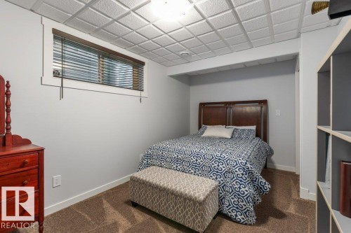 1182 Hays Drive, Edmonton, AB - Indoor Photo Showing Bedroom