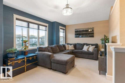 1182 Hays Drive, Edmonton, AB - Indoor Photo Showing Living Room