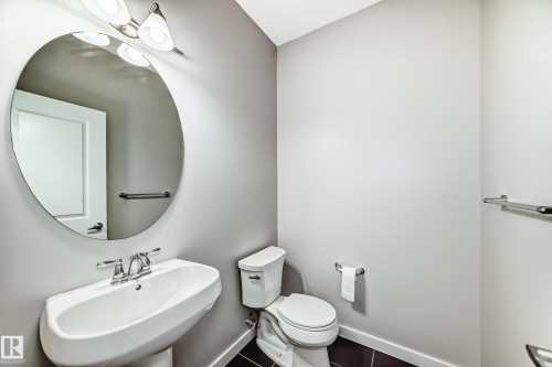 Edmonton, AB - Indoor Photo Showing Bathroom