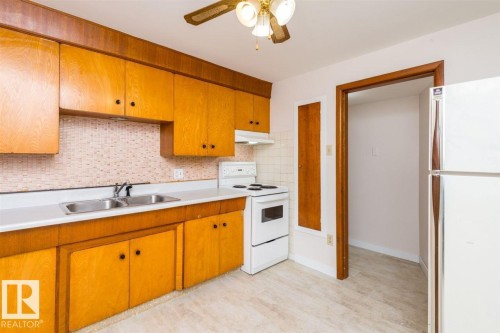 9850 81 Avenue, Edmonton, AB - Indoor Photo Showing Kitchen With Double Sink