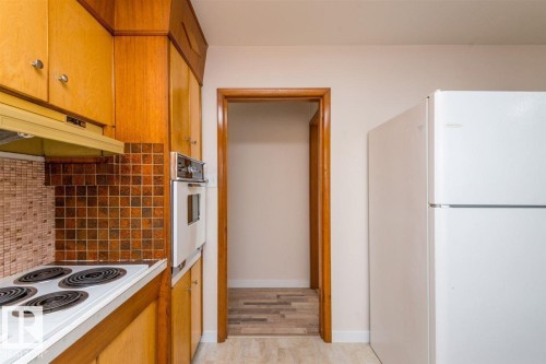 9850 81 Avenue, Edmonton, AB - Indoor Photo Showing Kitchen