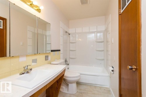 9850 81 Avenue, Edmonton, AB - Indoor Photo Showing Bathroom