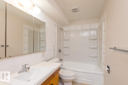 9850 81 Avenue, Edmonton, AB - Indoor Photo Showing Bathroom