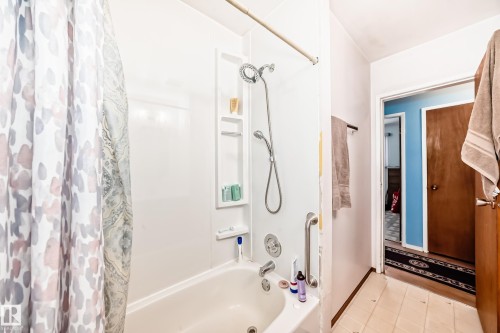 13444 61 Street, Edmonton, AB - Indoor Photo Showing Bathroom
