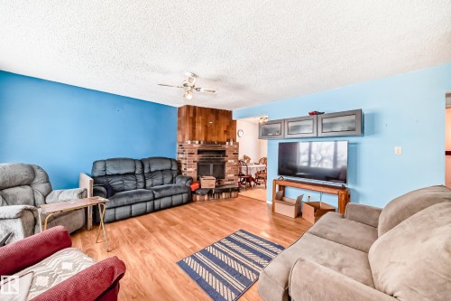 13444 61 Street, Edmonton, AB - Indoor Photo Showing Living Room