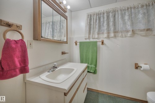 4314 39 Avenue, Leduc, AB - Indoor Photo Showing Bathroom