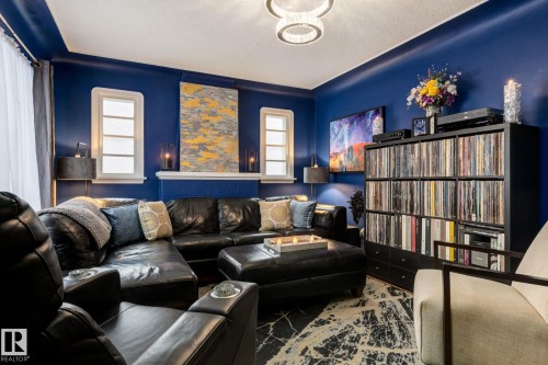 11844 96 Street, Edmonton, AB - Indoor Photo Showing Living Room