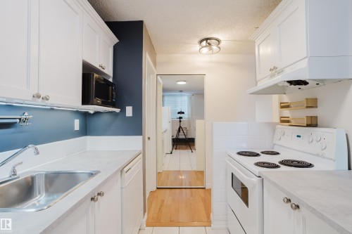 106 11217 103 Avenue, Edmonton, AB - Indoor Photo Showing Kitchen