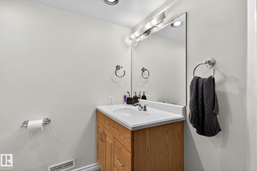 3 1920 Millwoods Road E, Edmonton, AB - Indoor Photo Showing Bathroom
