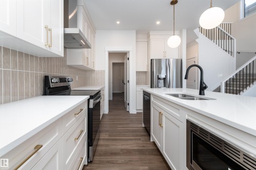 6 Tenuto Link, Spruce Grove, AB - Indoor Photo Showing Kitchen With Double Sink With Upgraded Kitchen