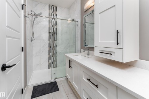 10706 67 Avenue, Edmonton, AB - Indoor Photo Showing Bathroom